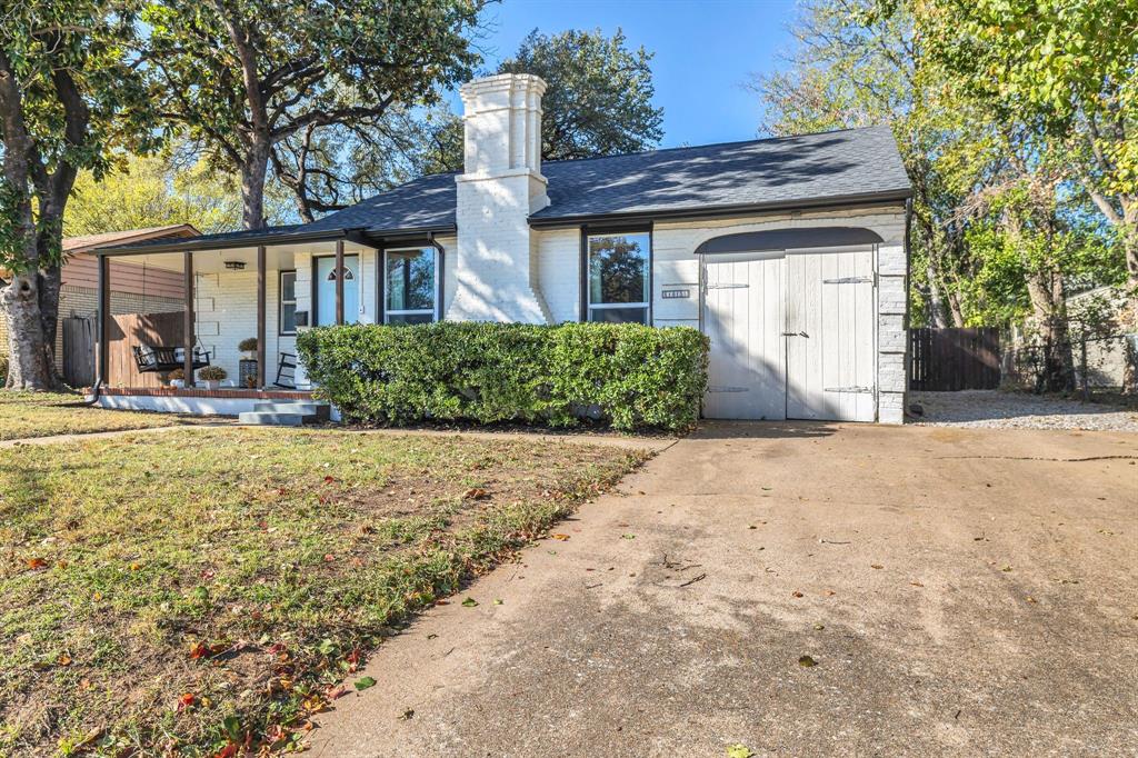 1815 North Riverside Drive Fort Worth, TX 76111 - Photo 4 of 30 Garage is converted to laundry room.