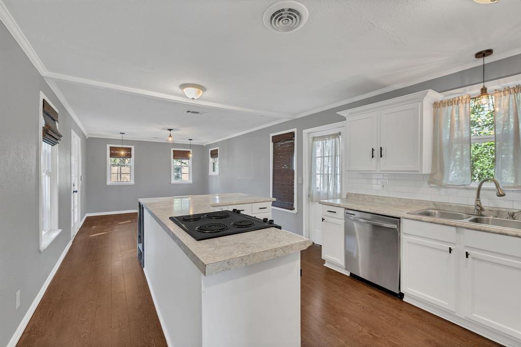 1815 North Riverside Drive Fort Worth, TX 76111 - Photo 9 of 30 Nice kitchen with ample counterspace.