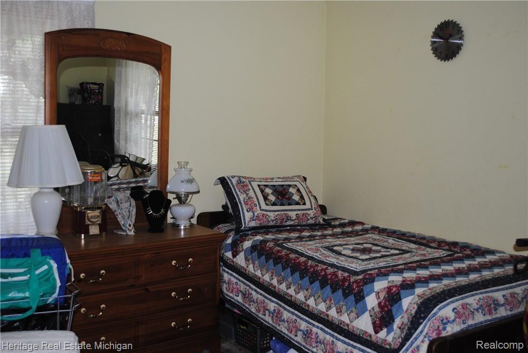 9124 Lee Road Brighton, MI 48116 - Photo 8 of 12 Spacious bedroom well appointed!