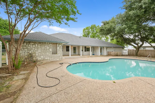 a table and chairs in front of a house