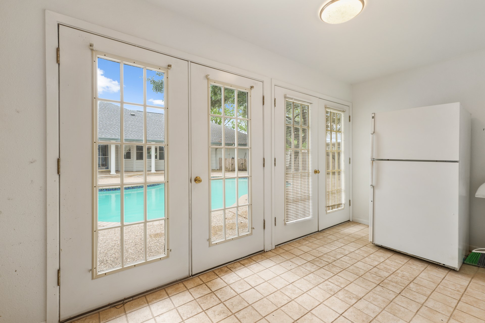 6625 East Post Road Kyle, TX 78640 - Photo 46 of 46 a view of entryway with window