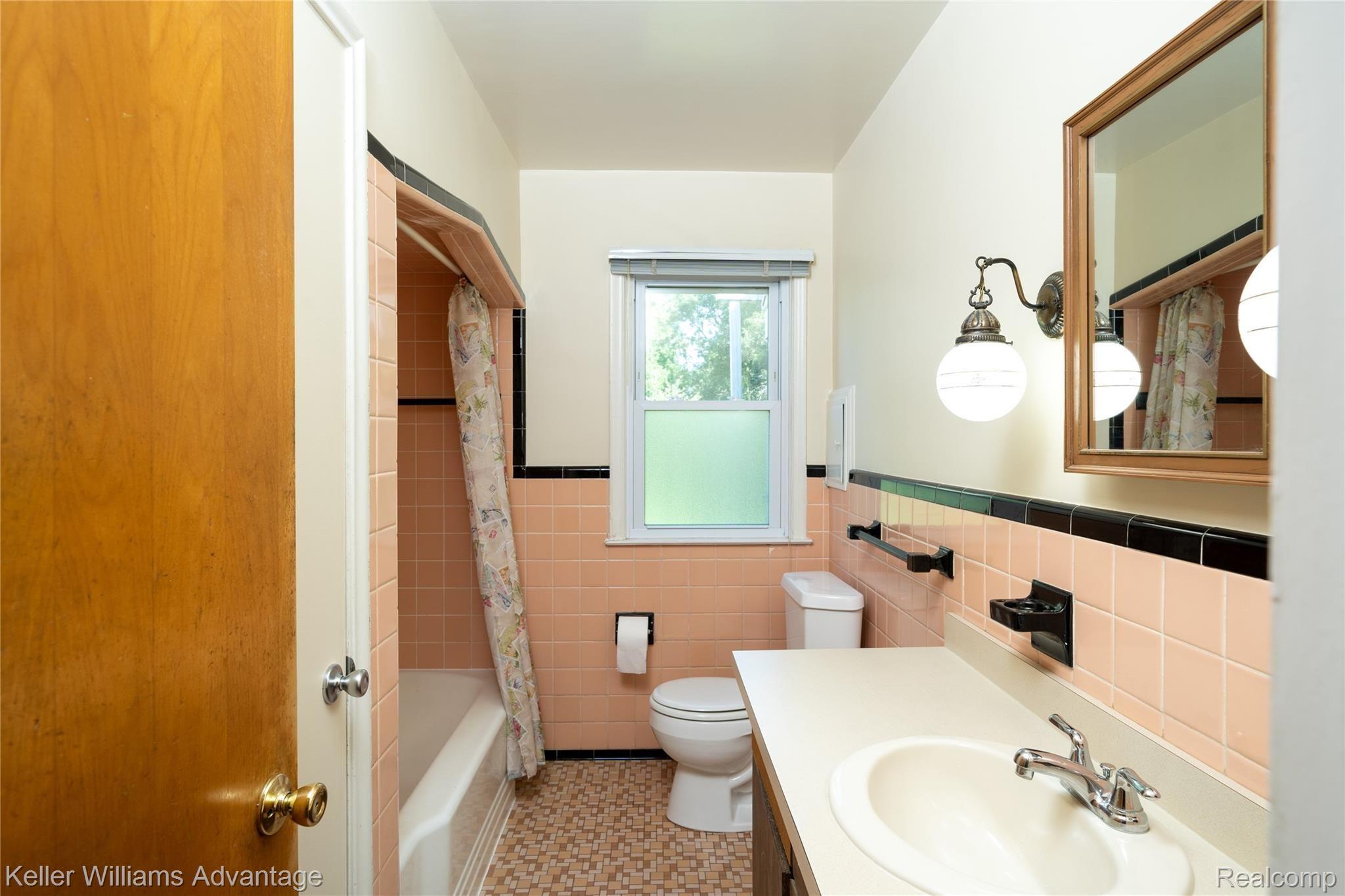8407 Stephens Road Center Line, MI 48015 - Photo 10 of 40 DSC06988.jpg