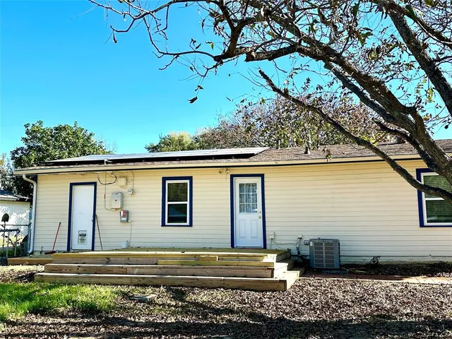 a view of an house with a yard