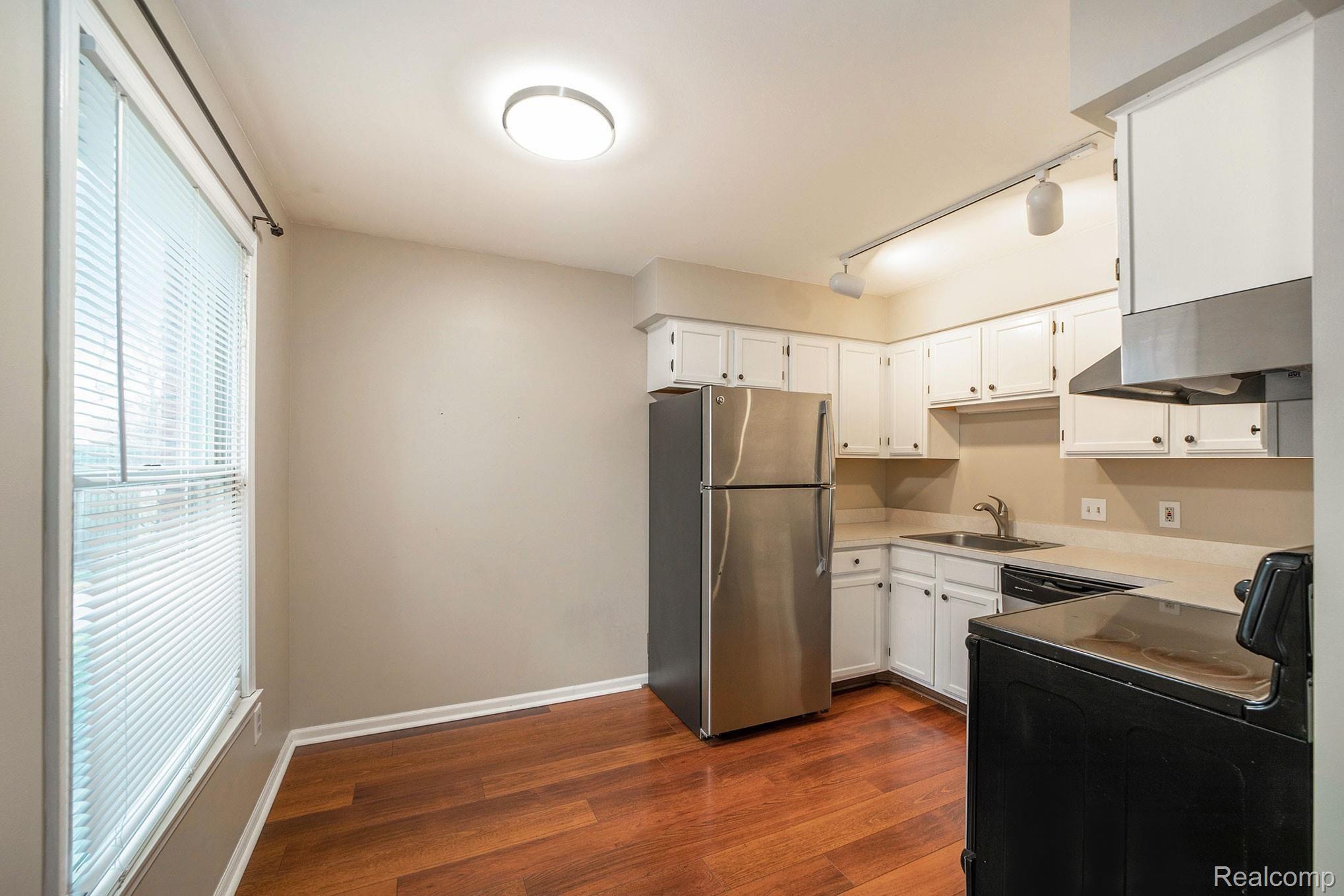349 South Crooks Road, Unit 5 Clawson, MI 48017 - Photo 9 of 24 Kitchen and Dining Area