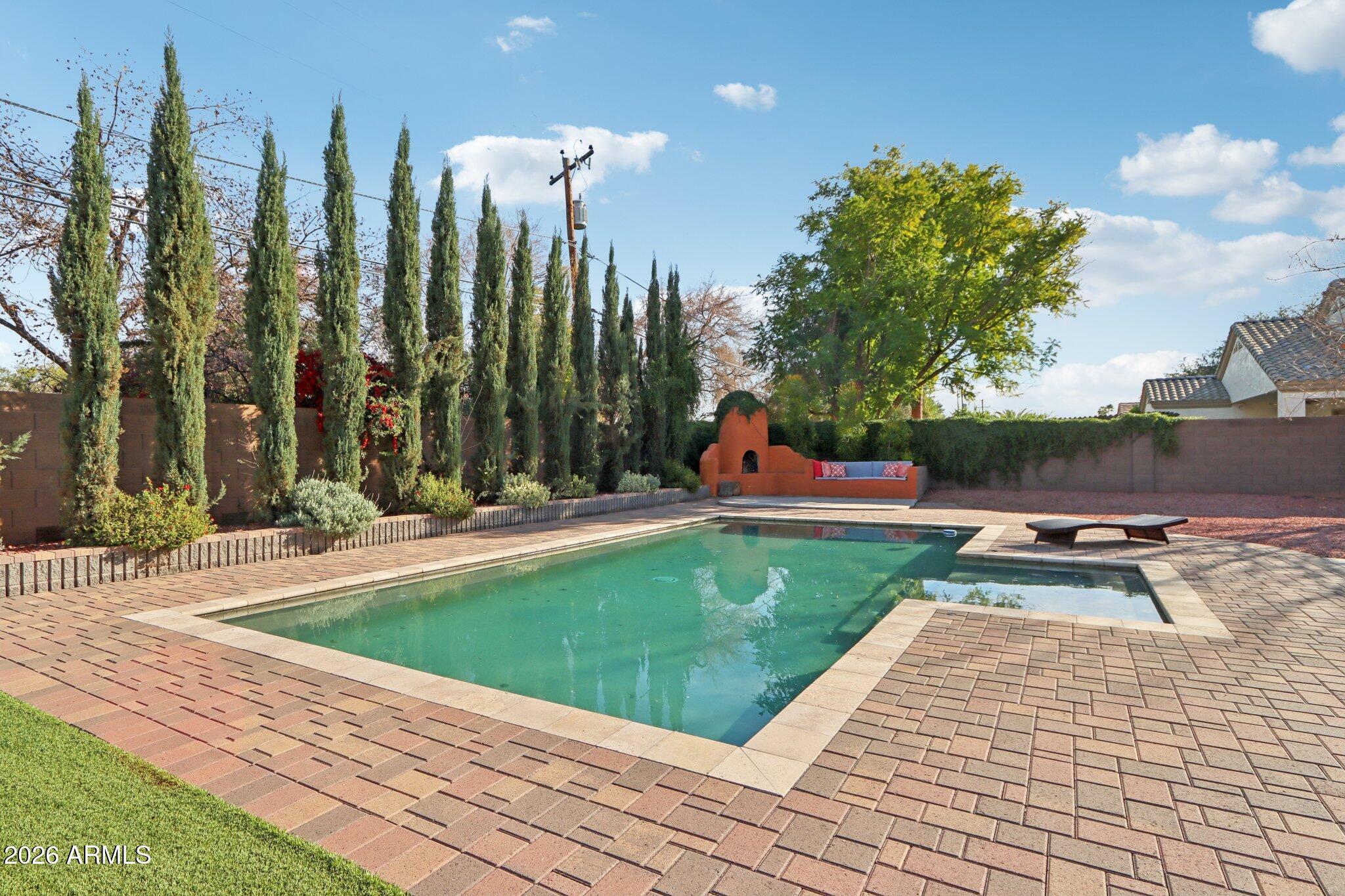 38-web-or-mls-N 15th Ave-S0701-038