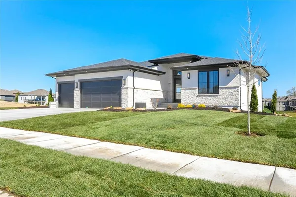 $975,655 | 3925 Southwest Flintrock Drive, Lee's Summit, MO 64082