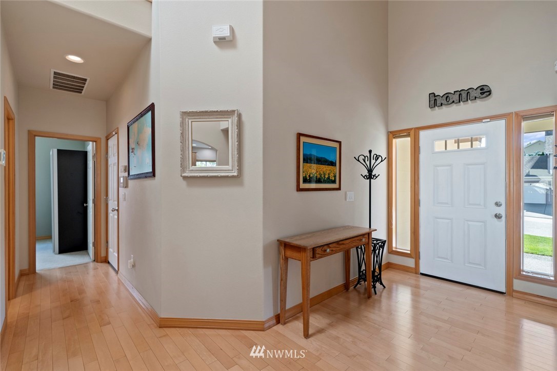 323 Quincy Avenue Northeast Renton, WA 98059 - Photo 3 of 37