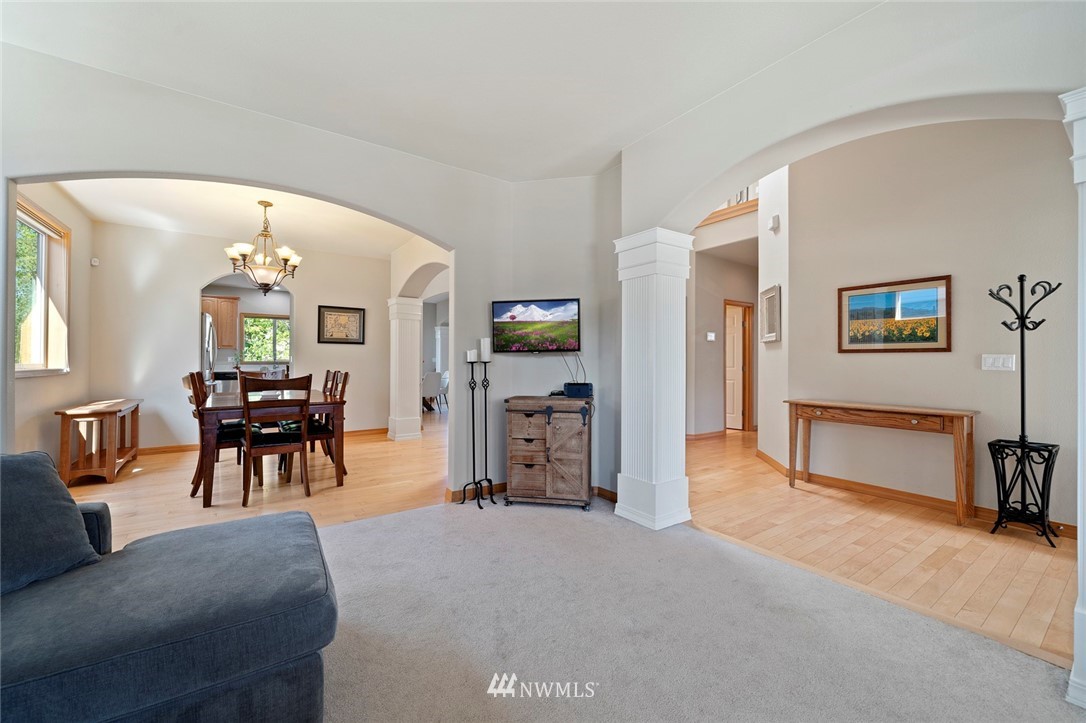 323 Quincy Avenue Northeast Renton, WA 98059 - Photo 6 of 37