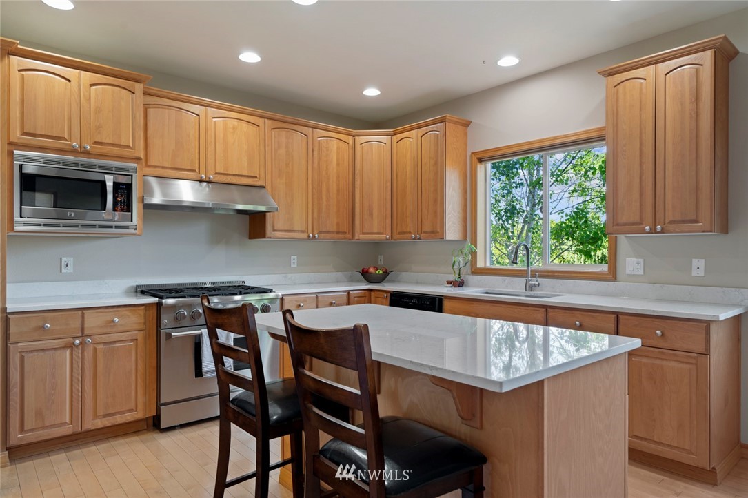 323 Quincy Avenue Northeast Renton, WA 98059 - Photo 9 of 37