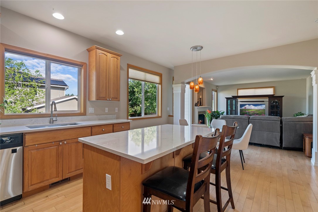 323 Quincy Avenue Northeast Renton, WA 98059 - Photo 10 of 37