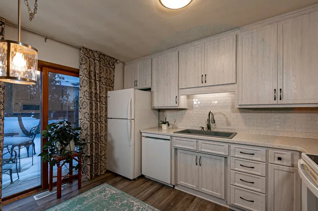 $194,500 | 720 South Westhaven Place, Unit F, Appleton, WI 54914