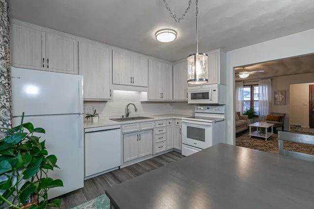 $194,500 | 720 South Westhaven Place, Unit F, Appleton, WI 54914