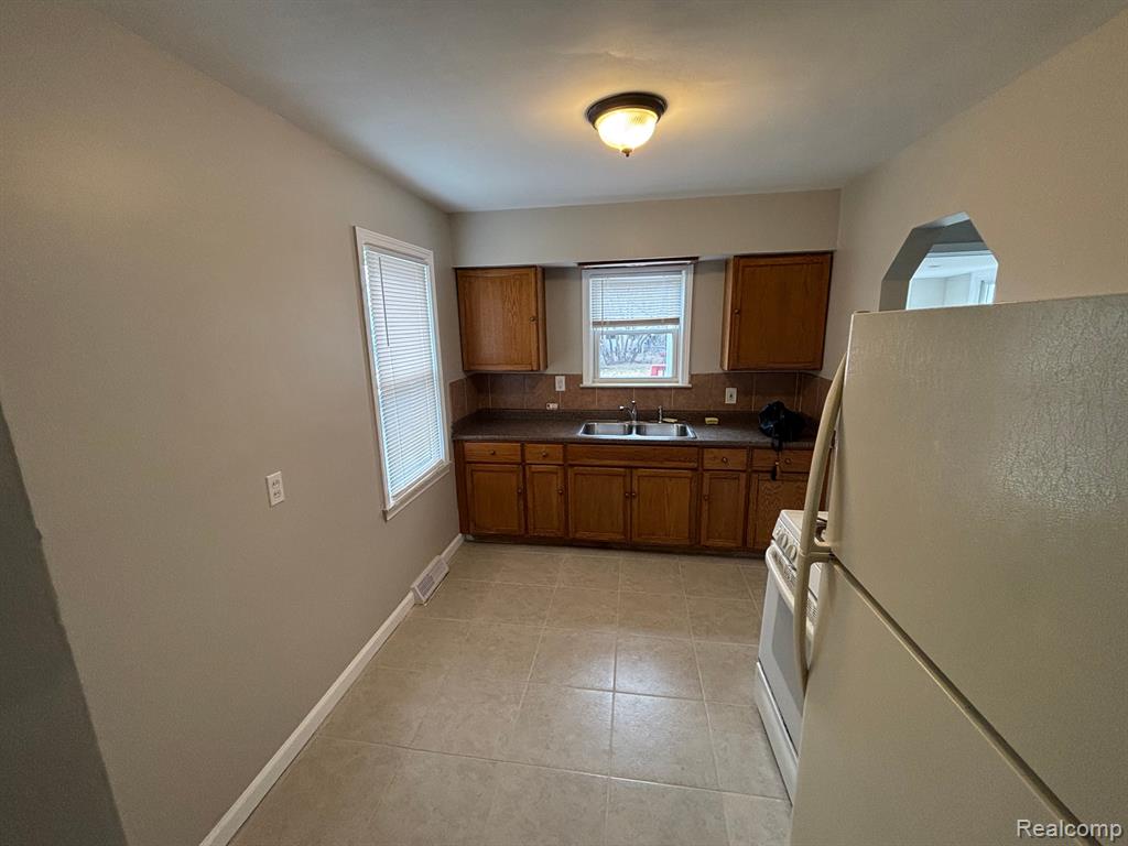 24924 Grove Avenue Eastpointe, MI 48021 - Photo 4 of 9