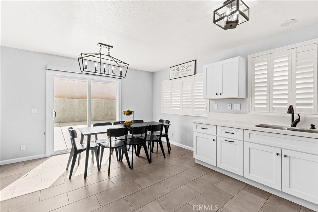 823 Pathfinder Way Corona, CA 92878 - Photo 21 of 59 a kitchen with cabinets table and chairs