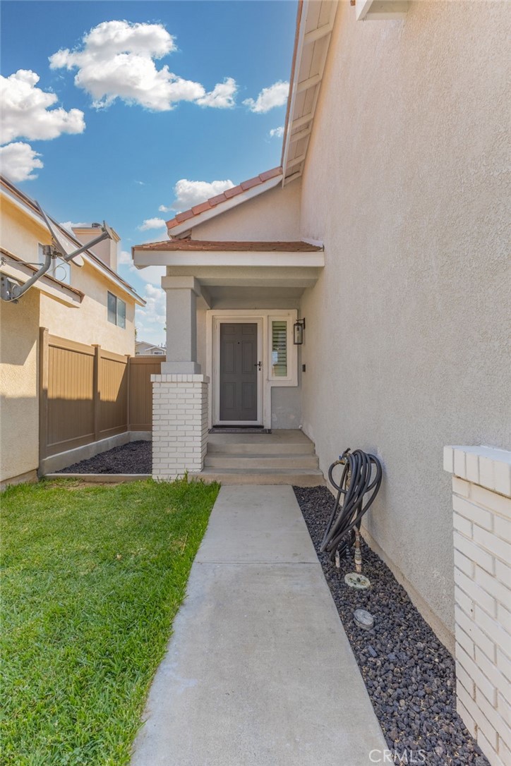 823 Pathfinder Way Corona, CA 92878 - Photo 4 of 59 a front view of a house with garden
