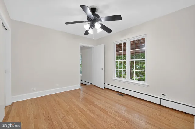 a view of a house with backyard and trees