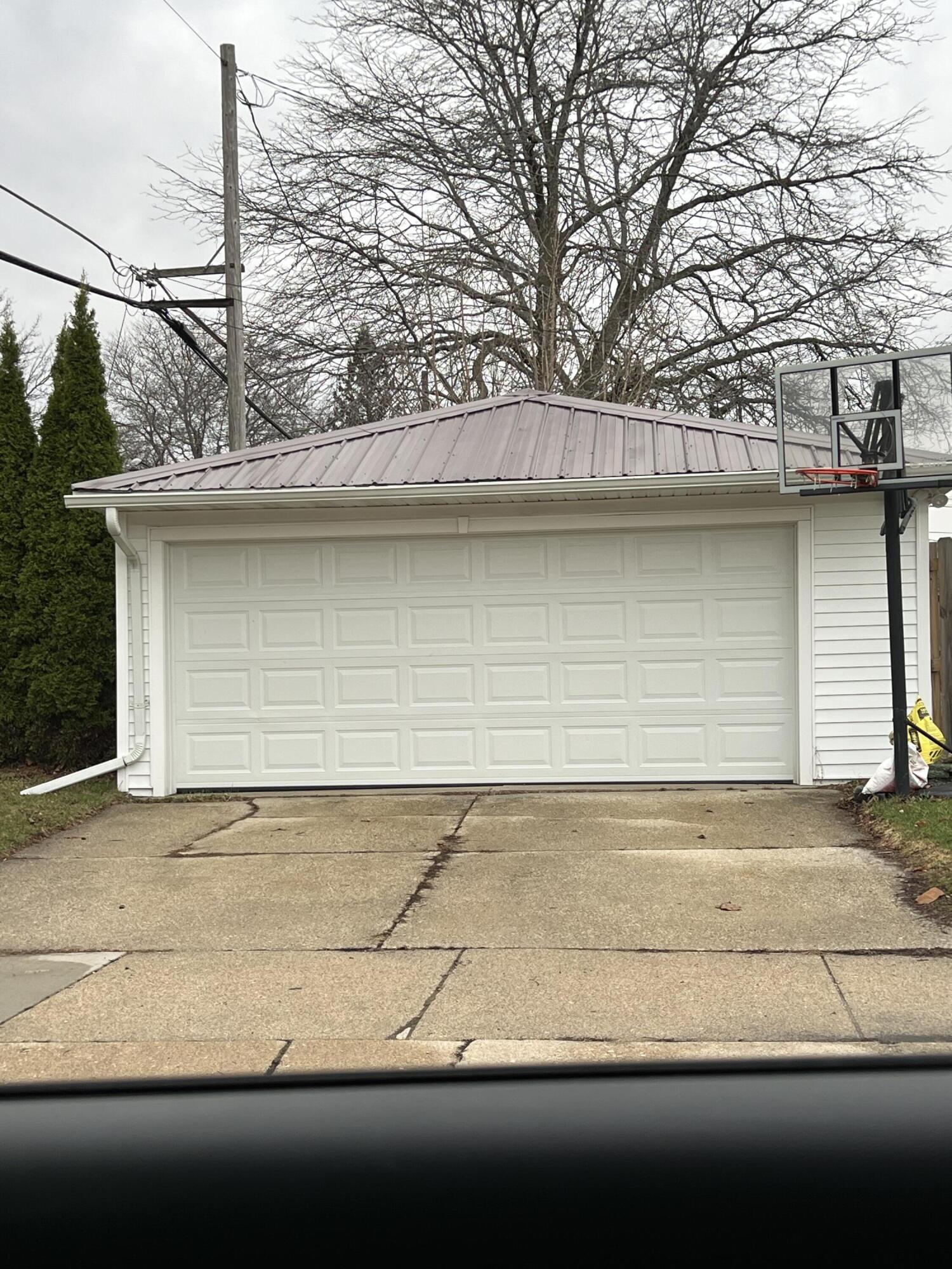 4601 Wright Avenue Racine, WI 53405 - Photo 12 of 13 Garage