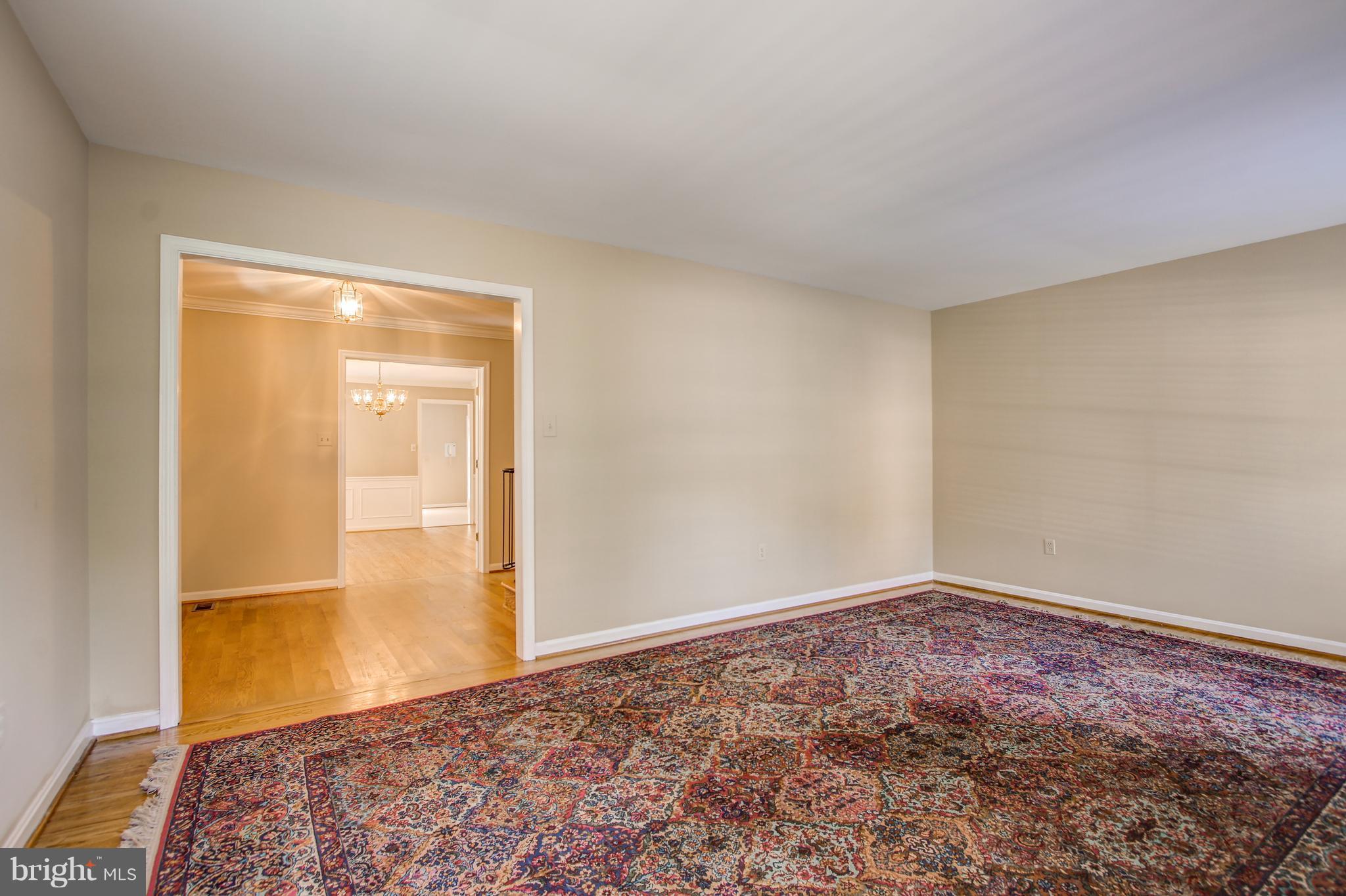 9820 Brookford Road Potomac, MD 20854 - Photo 6 of 30 Living Room