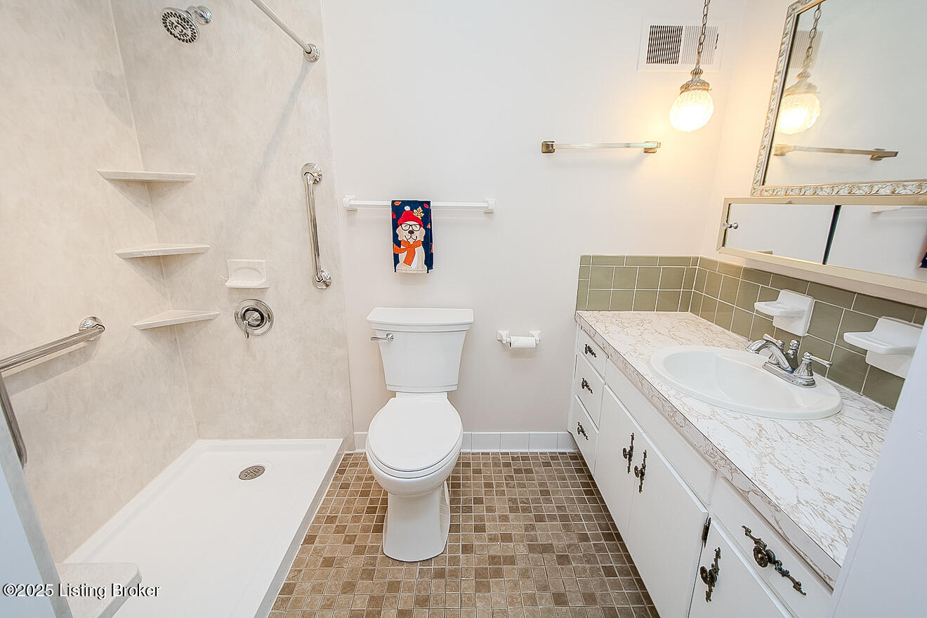 7608 Tempsclair Road Louisville, KY 40220 - Photo 21 of 49 Primary Bath