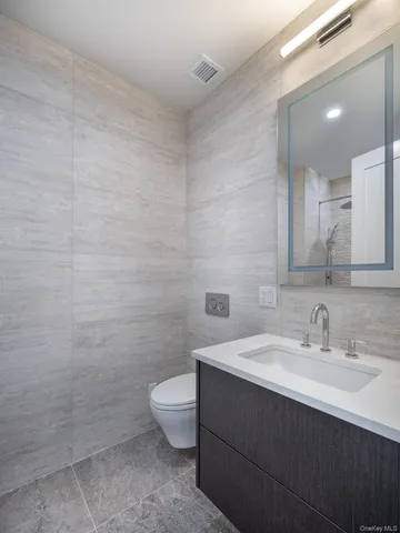 $1,125,000 | 21-31 Shore Boulevard, Unit 1E | Astoria