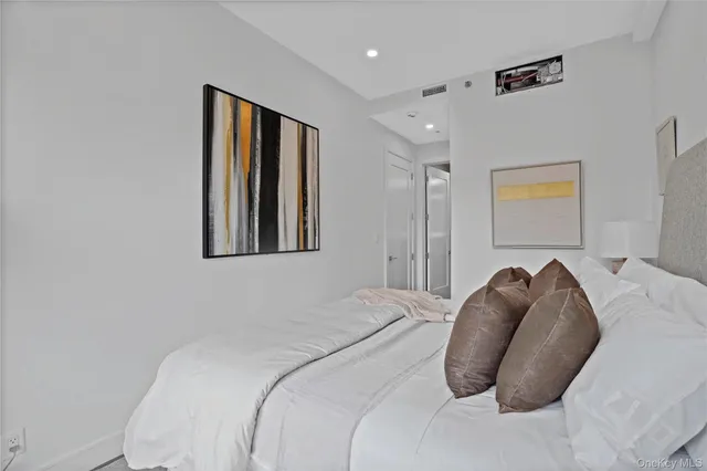 $1,125,000 | 21-31 Shore Boulevard, Unit 1E | Astoria