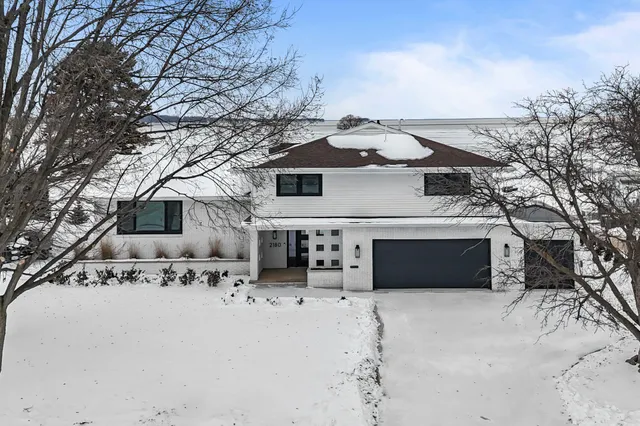 $870,000 | 2180 White Swan Drive, Oshkosh, WI 54901