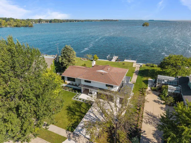 $870,000 | 2180 White Swan Drive, Oshkosh, WI 54901