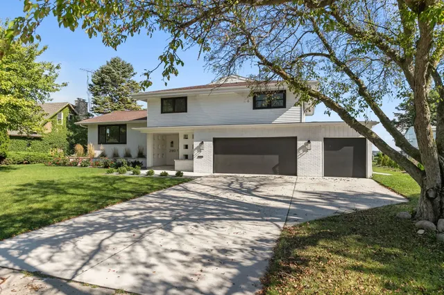 $870,000 | 2180 White Swan Drive, Oshkosh, WI 54901