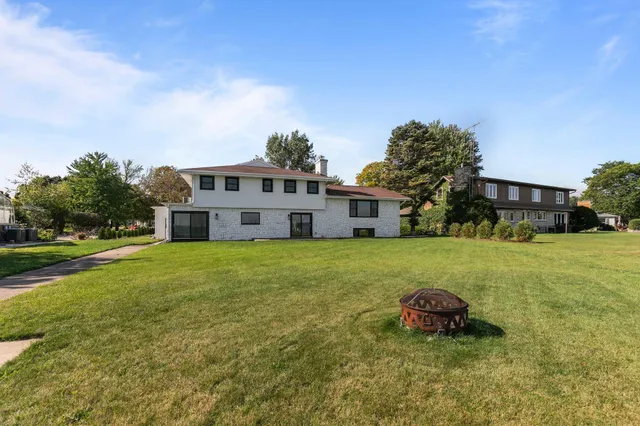 $870,000 | 2180 White Swan Drive, Oshkosh, WI 54901