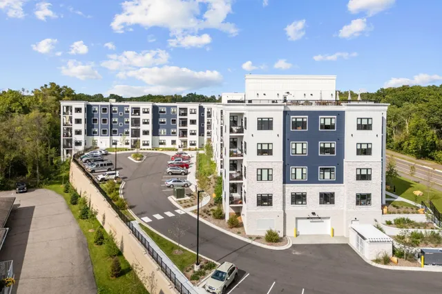 $355,784 | 1875 East Shore Drive, Unit 302, St. Paul, MN 55109