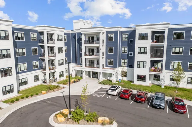 $355,784 | 1875 East Shore Drive, Unit 302, St. Paul, MN 55109