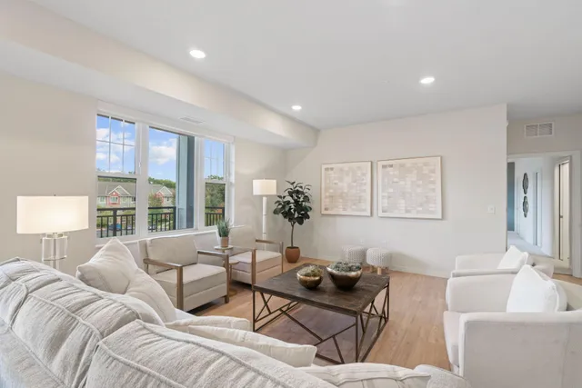 $355,784 | 1875 East Shore Drive, Unit 302, St. Paul, MN 55109