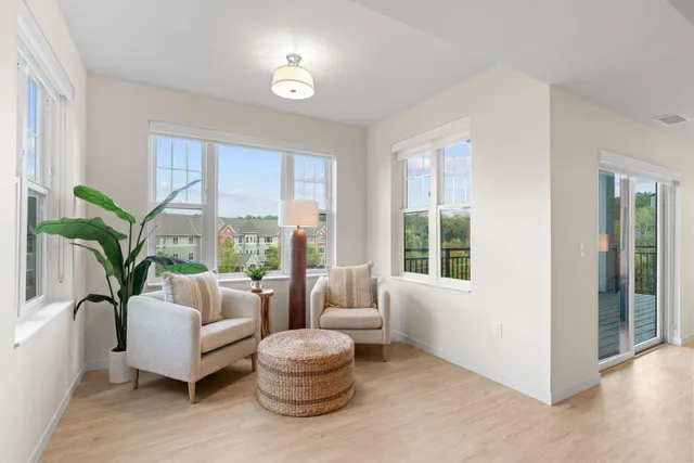 $355,784 | 1875 East Shore Drive, Unit 302, St. Paul, MN 55109