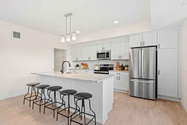 $355,784 | 1875 East Shore Drive, Unit 302, St. Paul, MN 55109