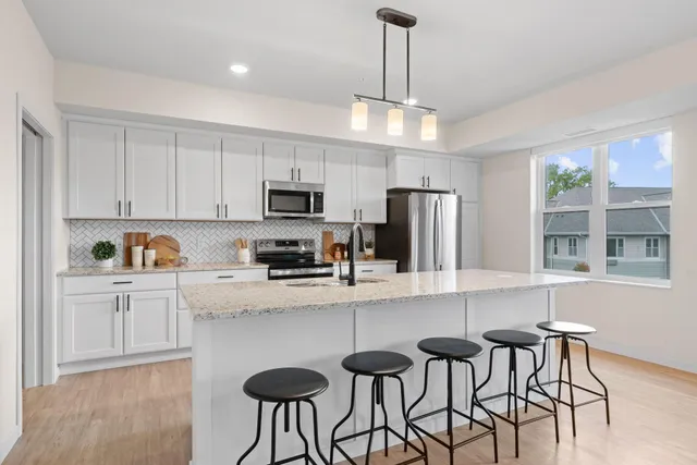 $355,784 | 1875 East Shore Drive, Unit 302, St. Paul, MN 55109