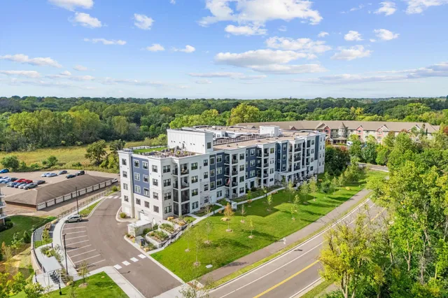$355,784 | 1875 East Shore Drive, Unit 302, St. Paul, MN 55109