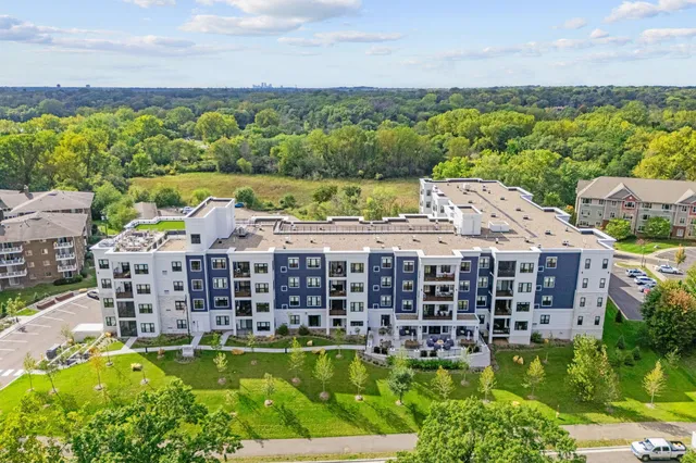 $355,784 | 1875 East Shore Drive, Unit 302, St. Paul, MN 55109