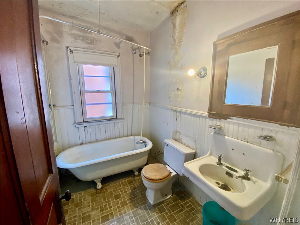 402 Baynes Street Buffalo, NY 14213 - Photo 30 of 37 Upper Apartment: Bathroom, ready for a redo.