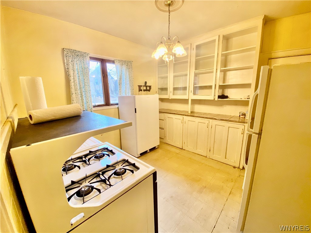 402 Baynes Street Buffalo, NY 14213 - Photo 8 of 37 Lower Apartment: Kitchen has the original tall ca