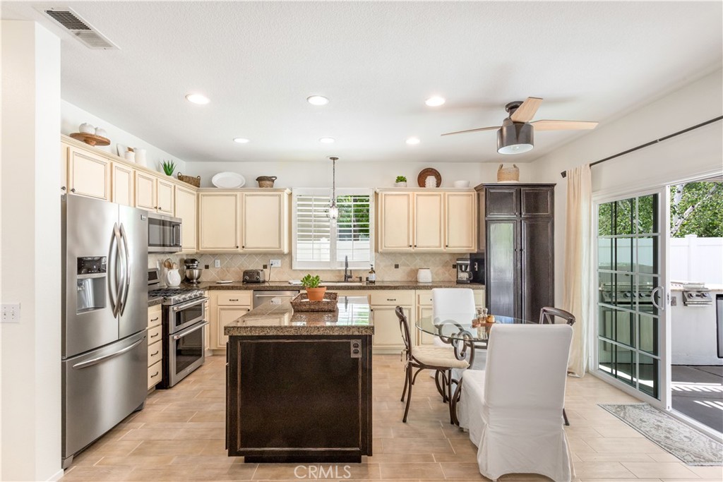 43252 Modena Drive Temecula, CA 92592 - Photo 14 of 48 Eat in Kitchen