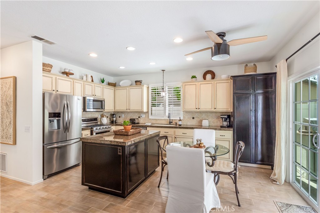 43252 Modena Drive Temecula, CA 92592 - Photo 15 of 48 Center Island
