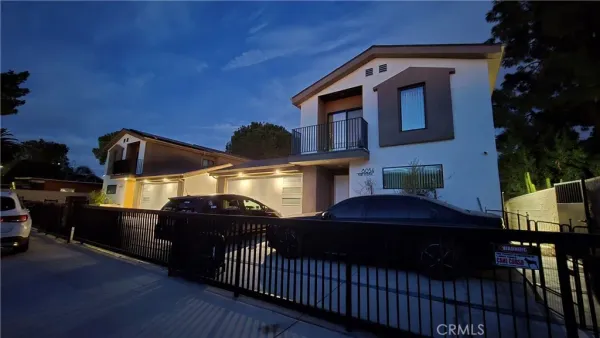 a black and white photo of a building