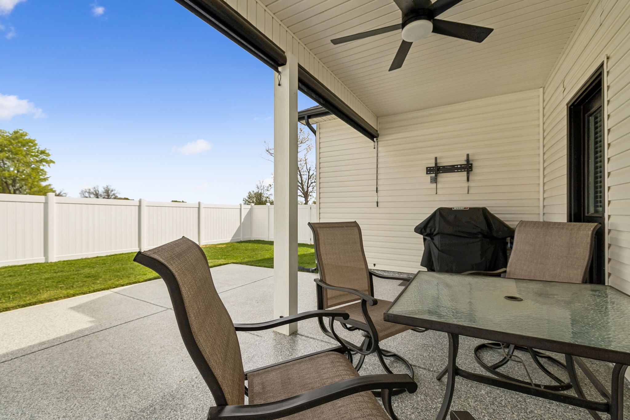 180 Vickers Hill Road Smithville, TN 37166 - Photo 29 of 33 a balcony with table and chairs