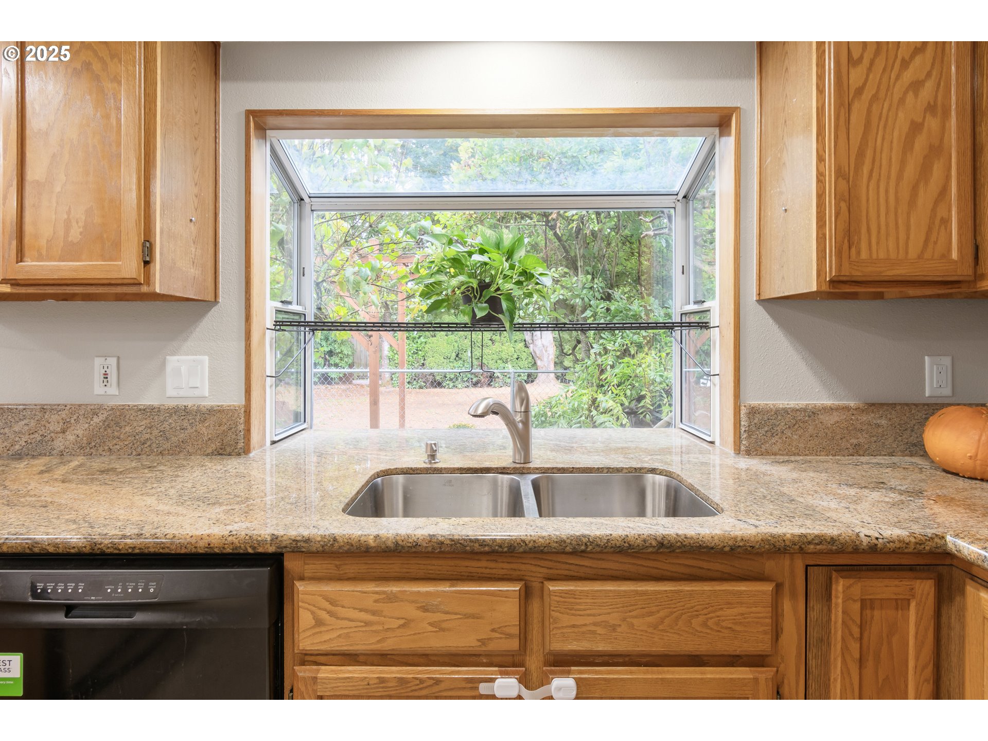 2132 Assumption Street Eugene, OR 97402 - Photo 11 of 39