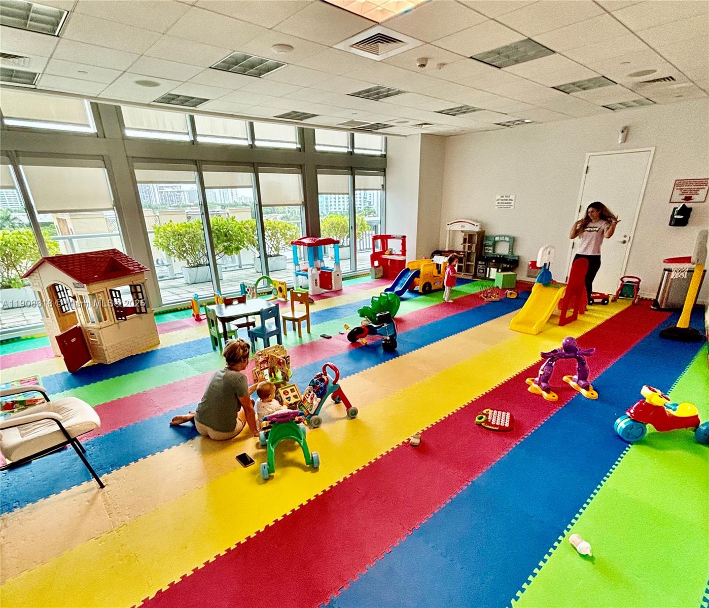 79 Southwest 12th Street, Unit 4012S Miami, FL 33130 - Photo 33 of 34 a room with lots of flower plants and wooden floor