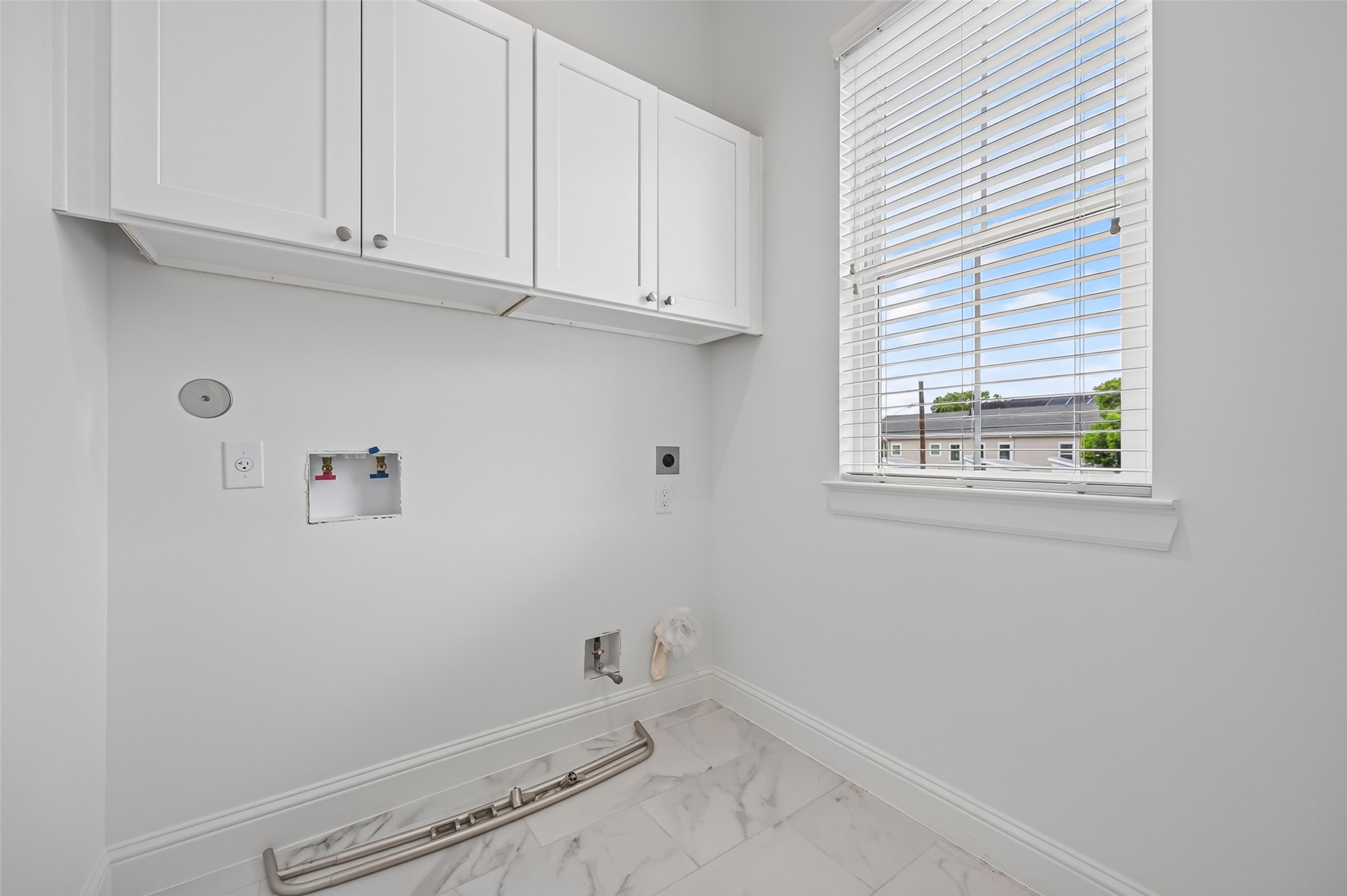 2311 Rutland Street, Unit A Houston, TX 77008 - Photo 14 of 15 Washer and Dryer Provided
