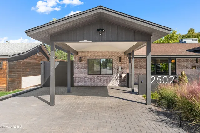 a black and white photo of a living room