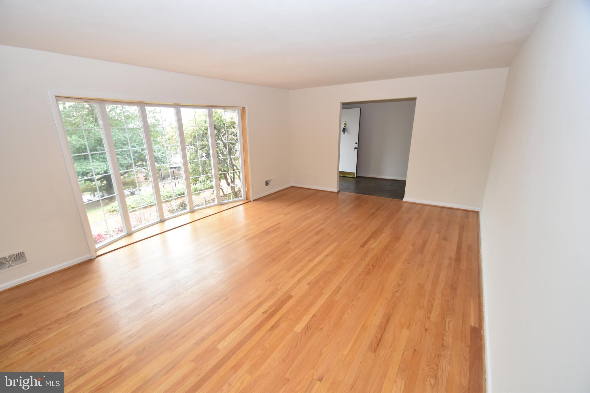2 Kings Ridge Road Wilmington, DE 19808 - Photo 16 of 78 Living Room. HUGE Windows