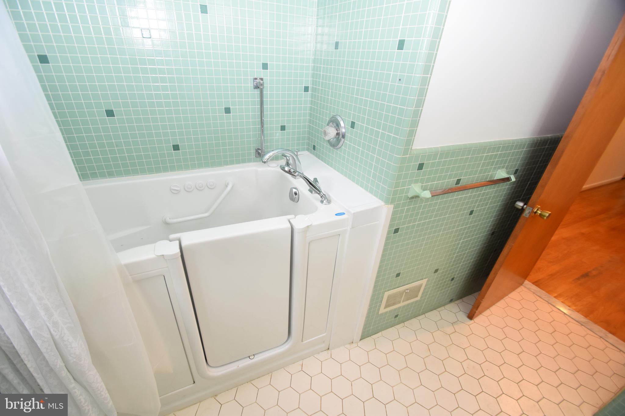 2 Kings Ridge Road Wilmington, DE 19808 - Photo 49 of 78 Handicap Access Bath and Shower