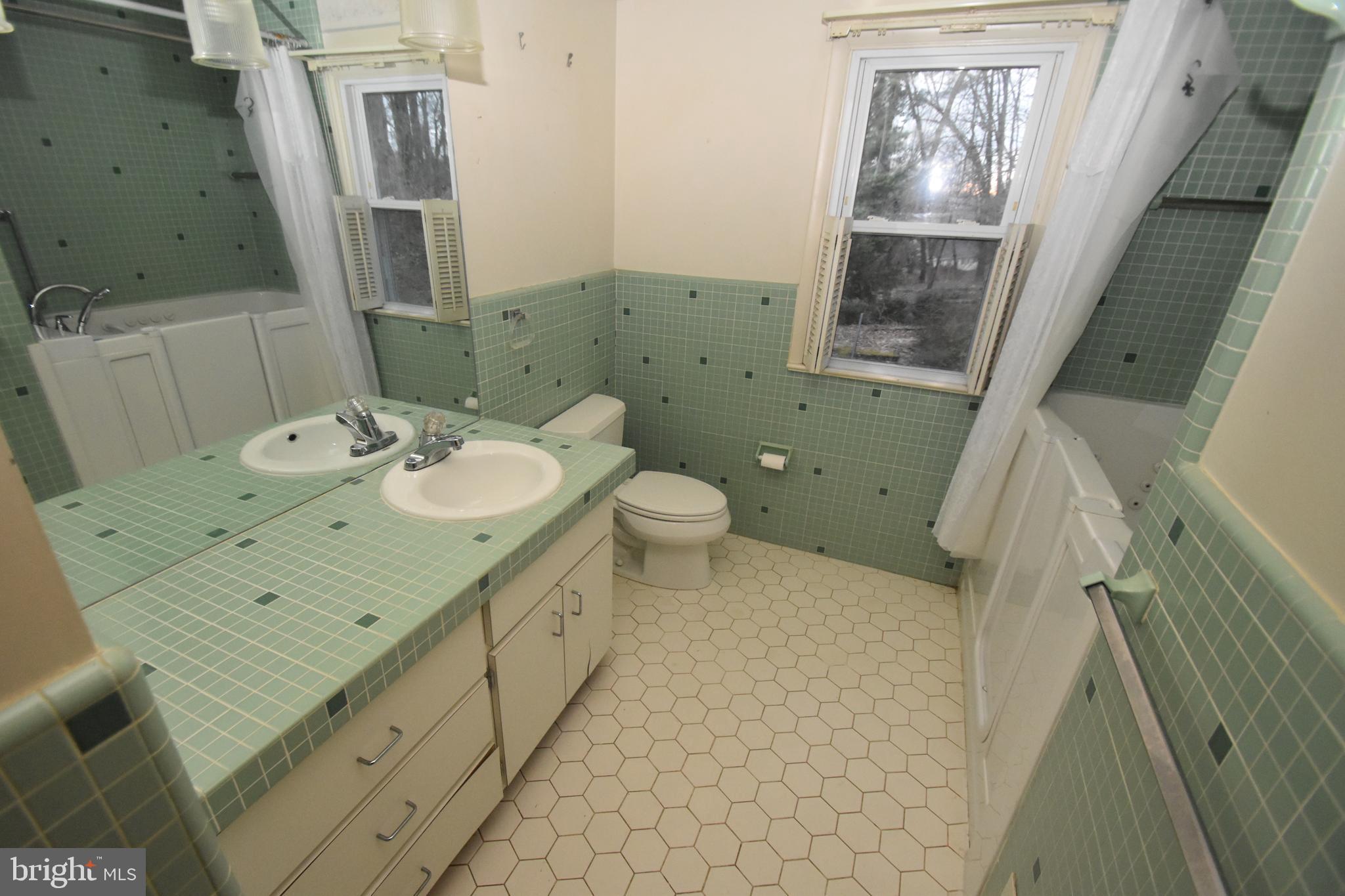 2 Kings Ridge Road Wilmington, DE 19808 - Photo 50 of 78 BIG BATH. Must see this!